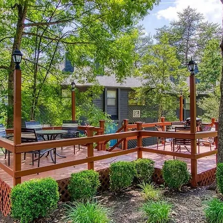 Pinecrest Townhomes-1King-2Queen Unit-Renovated